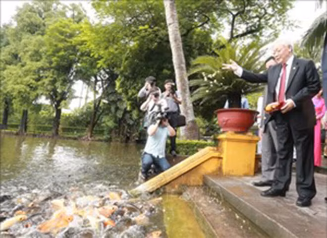 Tổng Bí thư, Chủ tịch nước Nguyễn Phú Trọng cho cá ăn tại Ao cá Bác Hồ trong khuôn viên Khu Di tích Chủ tịch Hồ Chí Minh.