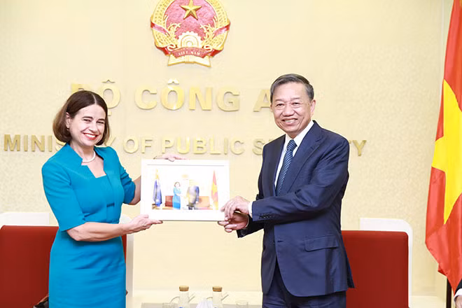 Bộ trưởng Tô Lâm và tân Đại sứ Robyn Mudie. Bộ trưởng Tô Lâm và tân Đại sứ Robyn Mudie.