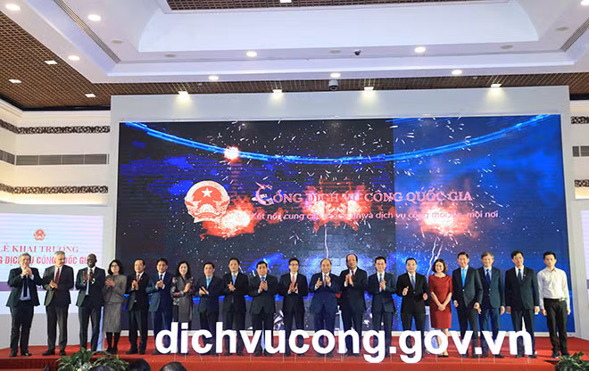 Thủ tướng Nguyễn Xuân Phúc và các đại biểu tại Lễ khai trương Cổng DVCQG.