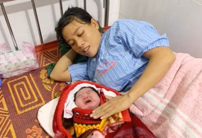 Chị H. vui mừng khi bé chào đời khỏe mạnh. Chị H. vui mừng khi bé chào đời khỏe mạnh.