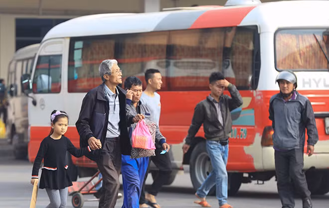 Tết đang cận kề nên nhiều người muốn tranh thủ mua vé về quê sớm vì sợ cảnh bị tắc đường và nhồi nhét.