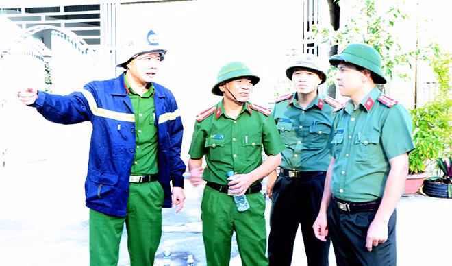 Lực lượng Công an triển khai phương án đảm bảo an toàn cho các hộ dân.