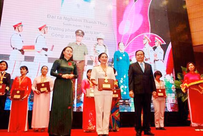 Đại tá Nghiêm Thanh Thủy nhận giải thưởng Phụ nữ Việt Nam.