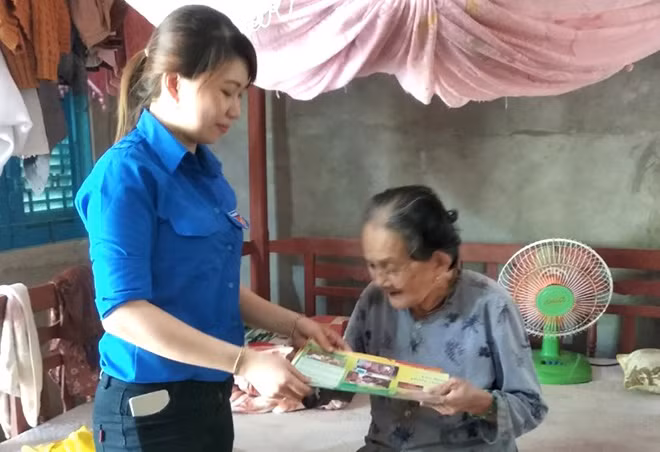 Tặng quà cho bà con.