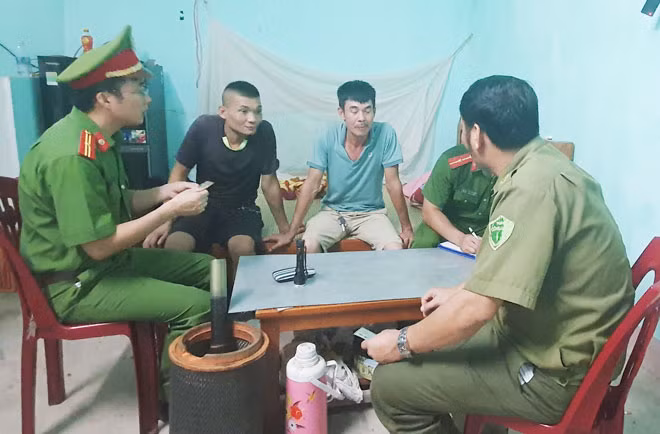Công an huyện Vân Đồn kiểm tra tạm trú công nhân xây dựng dự án trên địa bàn.