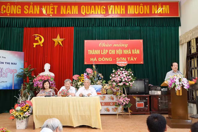 Nhà thơ Hữu Thỉnh phát biểu tại hội thảo thơ Nguyễn Thị Mai.