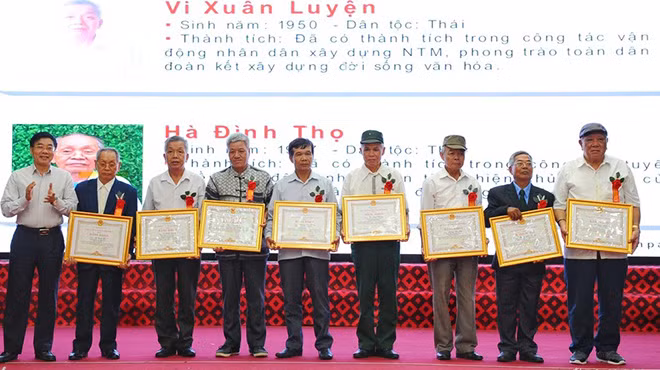 Tuyên dương 8 người có uy tín tiêu biểu đã có thành tích xuất sắc, giai đoạn 2017– 2019