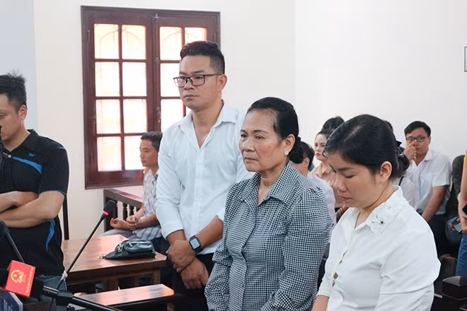 Ba bị cáo tại phiên xử.
