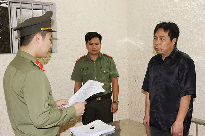 Tống đạt quyết định đối với đối tượng Nguyễn Minh Cầm.