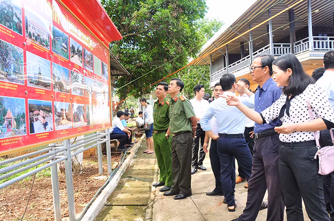 Các đại biểu tham quan hình ảnh về di tích tại Nhà Giao tế Lộc Ninh Các đại biểu tham quan hình ảnh về di tích tại Nhà Giao tế Lộc Ninh