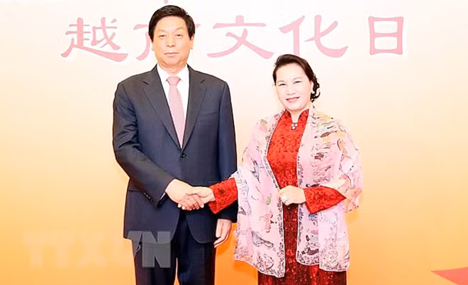 Chủ tịch Quốc hội Nguyễn Thị Kim Ngân và Chủ tịch Nhân đại Trung Quốc Lật Chiến Thư. Ảnh: TTXVN