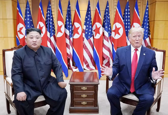 Tổng thống Donald Trump và Chủ tịch Kim Jong-un tại cuộc gặp lịch sử ở Khu phi quân sự (DMZ) ngày 30-6. Ảnh: Reuters