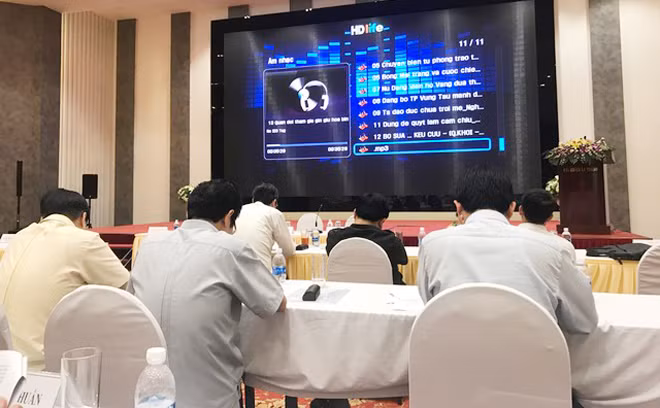 Hội đồng nghe các tác phẩm phát thanh.