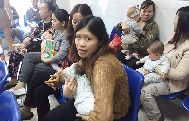 Người lớn và trẻ nhỏ cần tiêm phòng sởi đủ và đúng liều.