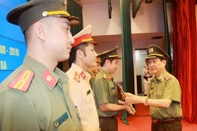 Thừa ủy quyền của Chủ tịch nước, Thứ trưởng Nguyễn Văn Sơn đã trao Huân chương Lao dộng hạng Ba tặng Tuổi trẻ Bộ Công an