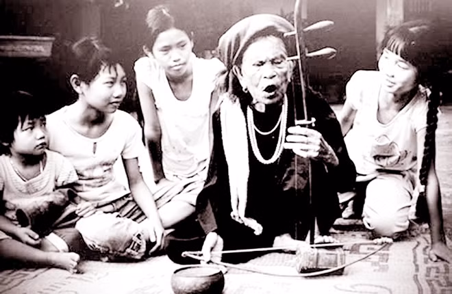 Trẻ em quây quần nghe bà Cầu hát.