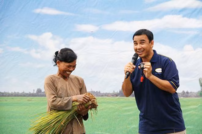 Diễn viên, MC Quyền Linh trong chương trình "Vượt lên chính mình".