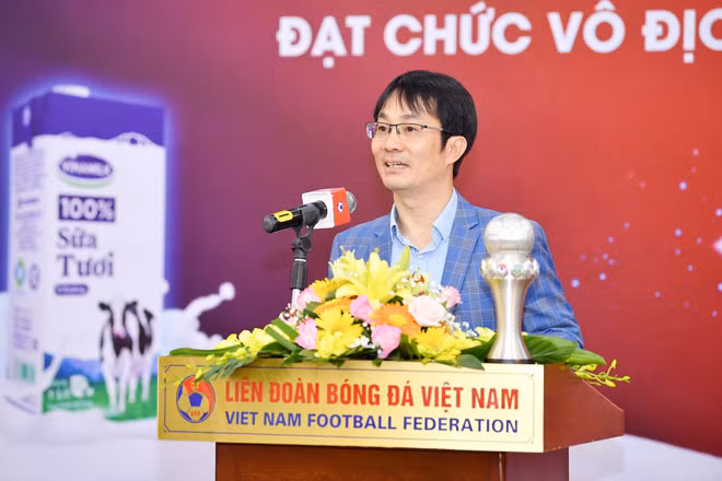 Ông Phan Minh Tiên phát biểu chúc mừng đội tuyển đã đạt thành tích xuất sắc tại Giải vô địch Bóng đá nữ Đông Nam Á 2019.