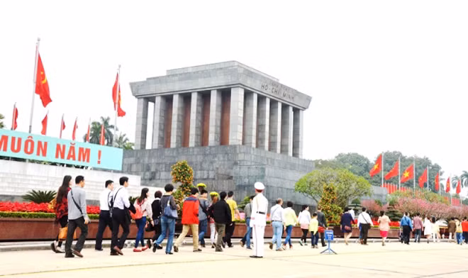 Người dân vào Lăng viếng Bác.