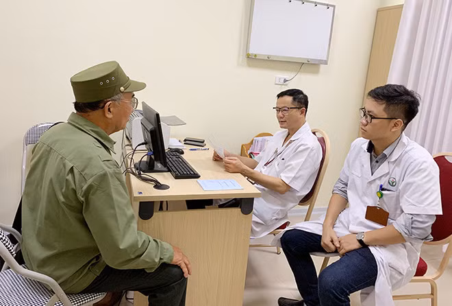 Bệnh nhân bị u tuyến tiền liệt tự uống thuốc nam đang được PGS.TS Đỗ Trường Thành thăm khám và tư vấn