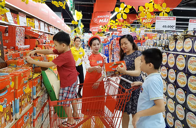 Người tiêu dùng chọn hàng phục vụ Tết Nguyên đán.