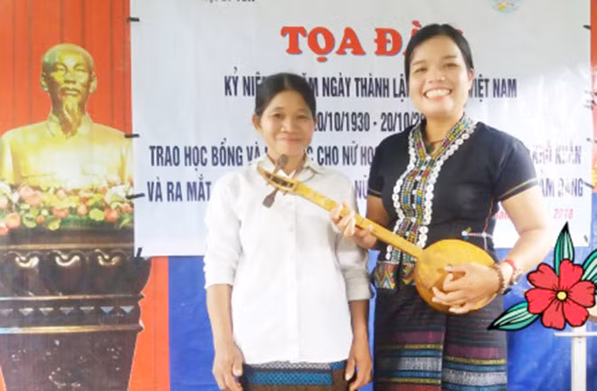 Chị Thương (bên phải) luôn chung tay cùng chính quyền hỗ trợ, hướng dẫn người Vân Kiều ở Tà Long làm ăn phát triển kinh tế gia đình.