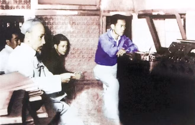 Bác Hồ bên xe thu âm lưu động của Đài Tiếng nói Việt Nam (ảnh chụp năm 1960).