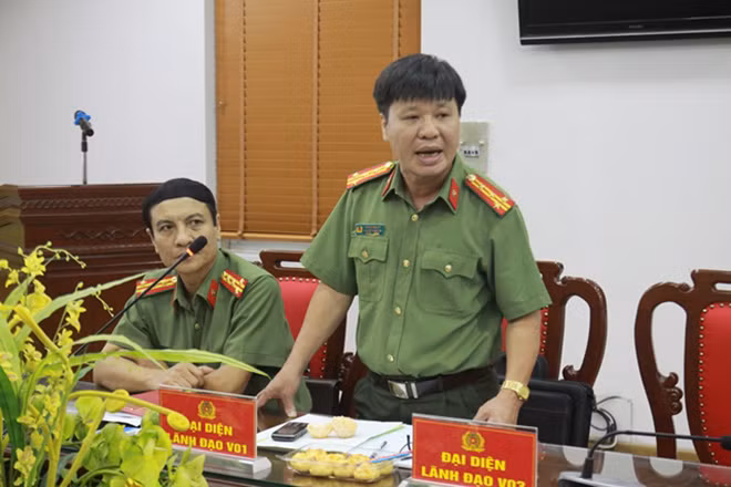 Đại diện Trung tâm thông tin chỉ huy (Văn phòng Bộ Công an) phát biểu tham luận.