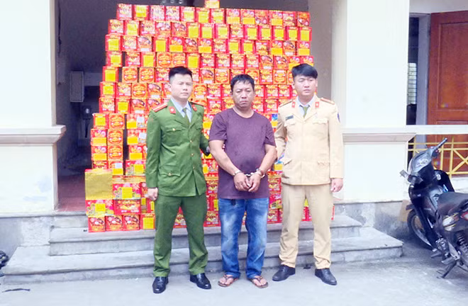 Công an TP Vinh bắt giữ 1 đối tượng vận chuyển trái phép 450kg pháo trên xe container thời điểm trước Tết.