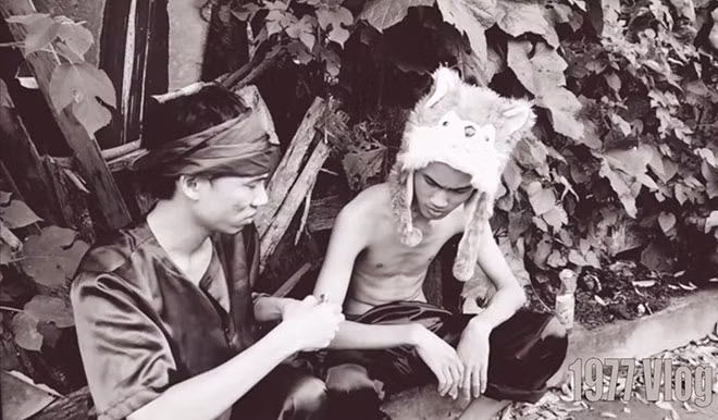 Cậu Vàng (bên phải) của 1977 Vlog "ăn uống, hút chích khỏe", khác xa nguyên bản trong truyện "Lão Hạc" của nhà văn Nam Cao. Ảnh minh họa.