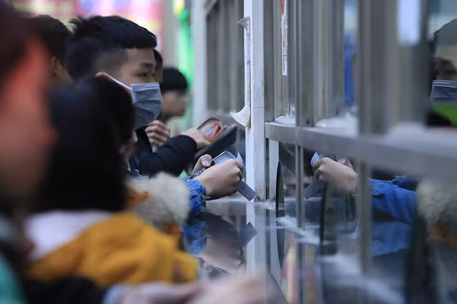 Bên trong khu vực bán vé, hành khách phải đứng chờ tới lượt, những quầy bán vé luôn đông nghẹt khách.