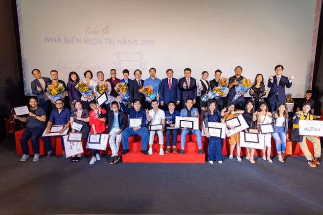 Các thí sinh đoạt giải tại cuộc thi "Nhà biên kịch tài năng" 2019 (hàng trước) .