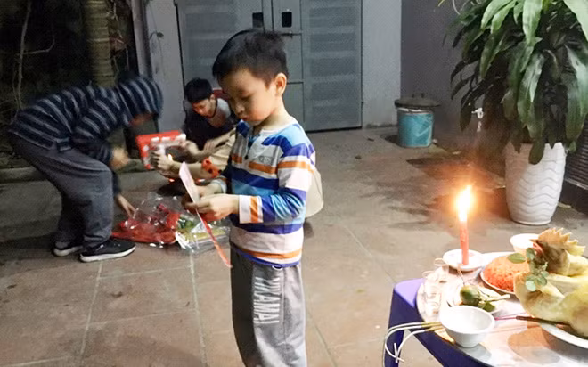 Cậu bé này đã loay hoay với tiền mừng tuổi ngay tại thời khắc đón Giao thừa.