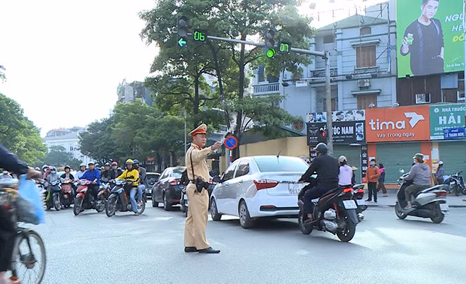 Dù có đèn tín hiệu, song tại nhiều nút giao phức tạp, CSGT vẫn ra đường hướng dẫn trực tiếp người dân lưu thông để tránh ùn tắc.