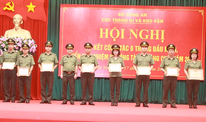 Đại tá Bùi Thiện Dũng trao thưởng cho các đơn vị xuất sắc.