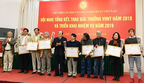 Hội viên các Hội Văn học nghệ thuật chuyên ngành trung ương nhận giải thưởng năm 2018.
