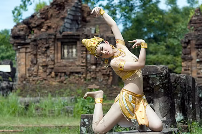 Vũ nữ Apsara bên tháp cổ Mỹ Sơn.