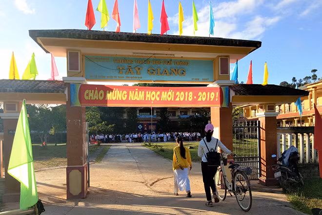 Các thầy cô giáo Trường THPT Tây Giang nỗ lực đưa học sinh đến lớp.