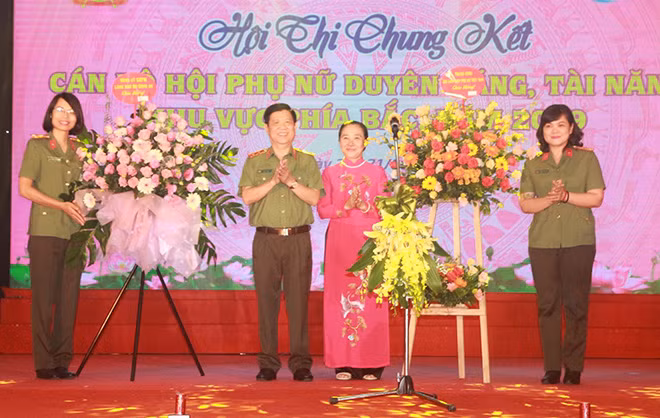 Thứ trưởng Nguyễn Văn Sơn, đồng chí Hoàng Thị Ái Nhiên tặng hoa chúc mừng Hội phụ nữ Bộ Công an.