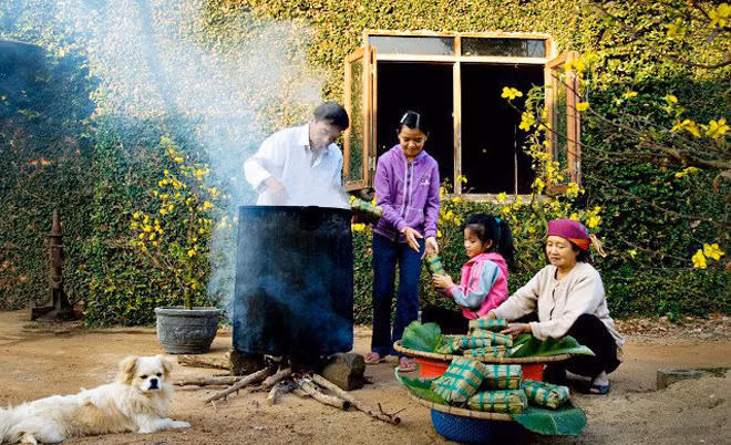 Luộc bánh chưng xong, mẹ chuẩn bị nồi nước mùi già thật to cho con cháu tắm Tất niên.