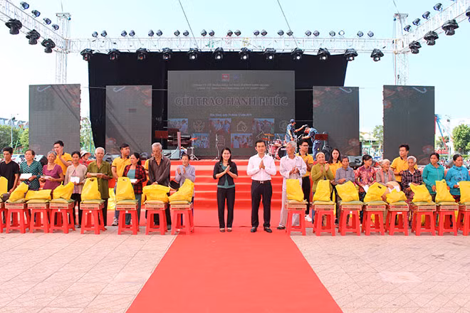 Trao quà cho người nghèo vào sáng 24-12.