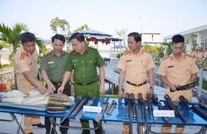 Một số thuốc nổ, pháo và vũ khí lực lượng Công an Hải Phòng vận động người dân giao nộp