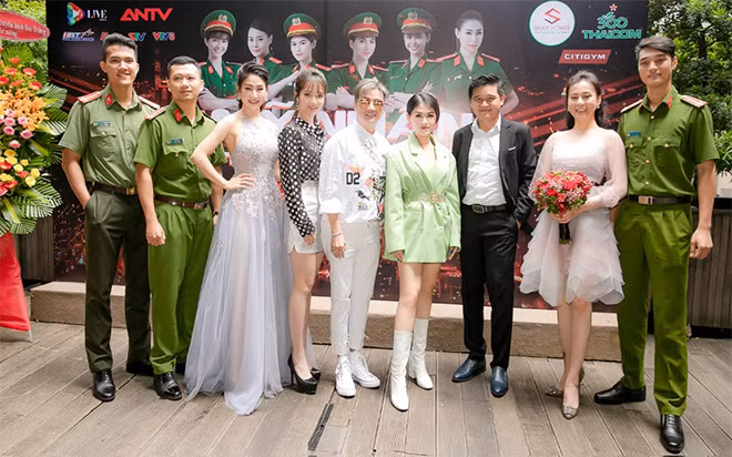 Ekip cùng các nữ nghệ sĩ, chiến sĩ Công an tham gia chương trình “Mỹ nhân hành động”.
