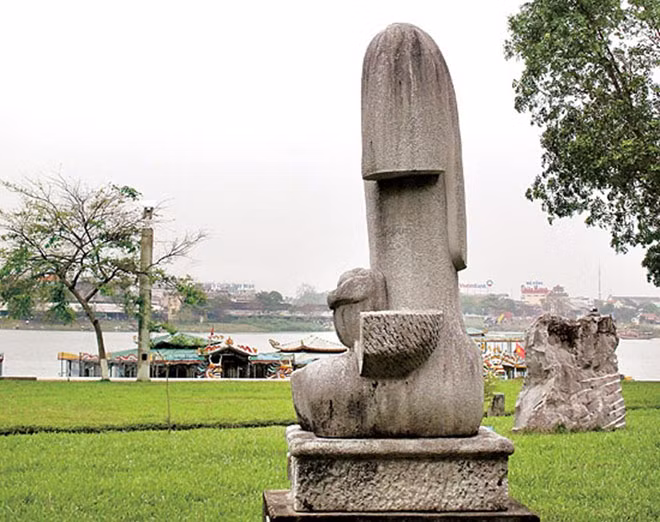 Tác phẩm “Khúc ru” của nhà điêu khắc Bùi Nam đặt bên bờ sông Hương.