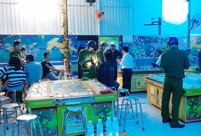 Công an tỉnh Bạc Liêu kiểm tra cơ sở kinh doanh game bắn cá hoạt động quá giờ qui định. Công an tỉnh Bạc Liêu kiểm tra cơ sở kinh doanh game bắn cá hoạt động quá giờ qui định.
