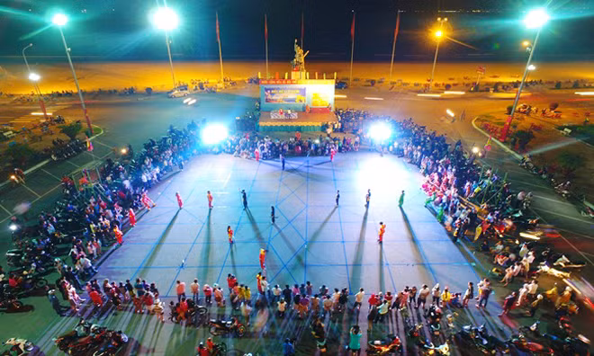 Thành phố Quy Nhơn, Bình Định tổ chức biểu diễn cờ người - một nét đẹp văn hóa ngày xuân. Thành phố Quy Nhơn, Bình Định tổ chức biểu diễn cờ người - một nét đẹp văn hóa ngày xuân.
