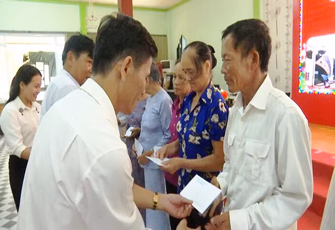 Câu lạc bộ CCB Cồn Cỏ tặng quà cho thân nhân liệt sĩ hi sinh trên đường tiếp tế cho đảo Cồn Cỏ.