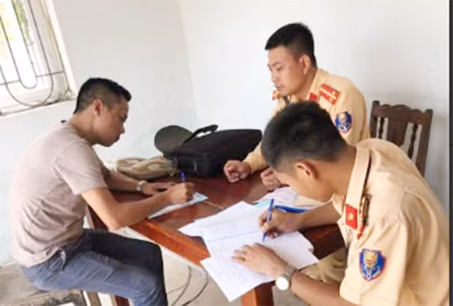 Công an huyện Tân Yên lập biên bản xử phạt lái xe Vũ Văn Bách.