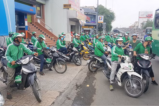 Rất nhiều SV tốt nghiệp có tay nghề nhưng phải chạy xe Grabike là một thực trạng không hiếm tại địa bàn TP Hồ Chí Minh. Rất nhiều SV tốt nghiệp có tay nghề nhưng phải chạy xe Grabike là một thực trạng không hiếm tại địa bàn TP Hồ Chí Minh.