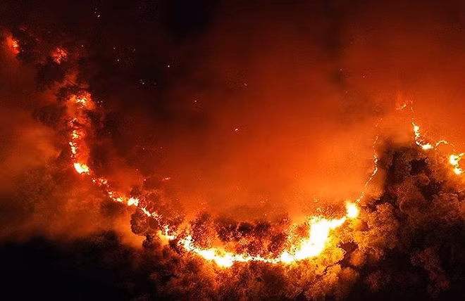 Do nhiệt độ cao, gió Lào thổi mạnh, đám cháy nhanh chóng biến thành biển lửa.